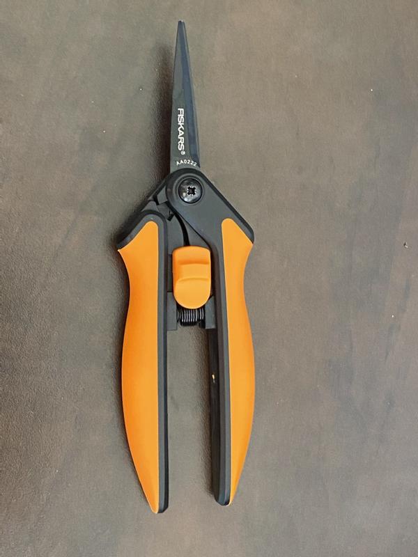 Fiskars Multi-Purpose Garden Snips - 8 Garden Shears with Sheath and  SoftGrip Handle - Straight Edge, Serrated Edge, Wire Cutter - Yard and  Garden