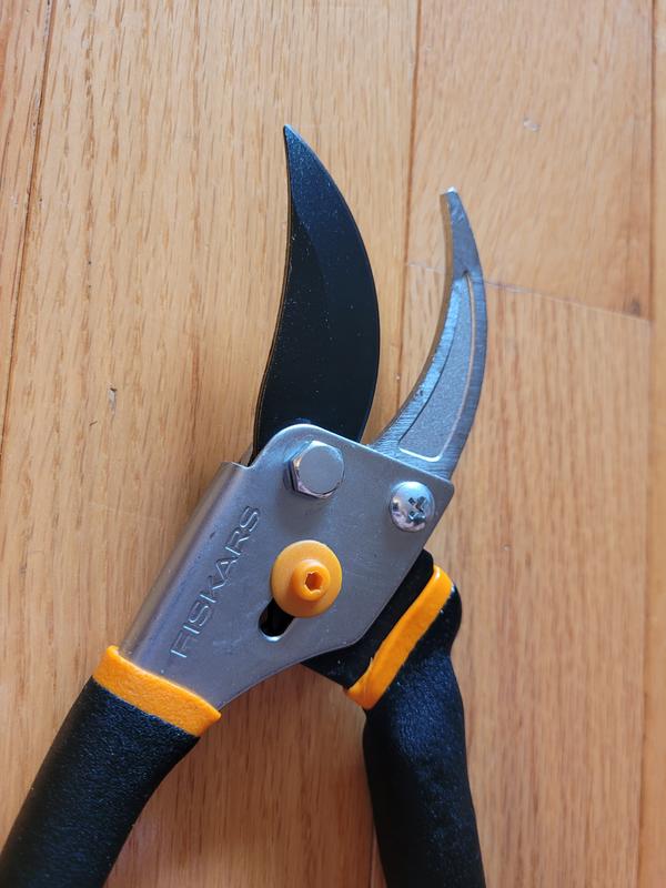 Fiskars 5/8 in. Cut Capacity Classic Bypass Hand Pruning Shears 391091-1011  - The Home Depot