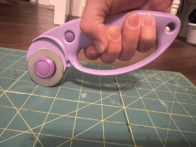 Fiskars 45mm Rotary Cutter - Lilac Safety Craft Cutter For Fabric, Quilting & DIY Projects