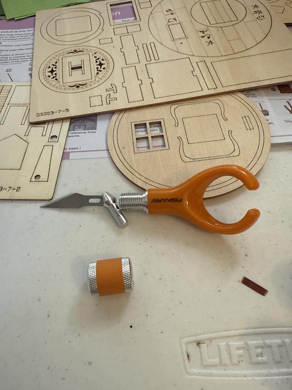 Fingertip Detail Knife (Loop Design) | Fiskars
