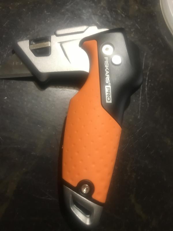 Fiskars Pro Retractable Utility Knife - Box Cutter with CarbonMax Blade and  Easy Hinge Open with Blade Storage - Orange/Black 