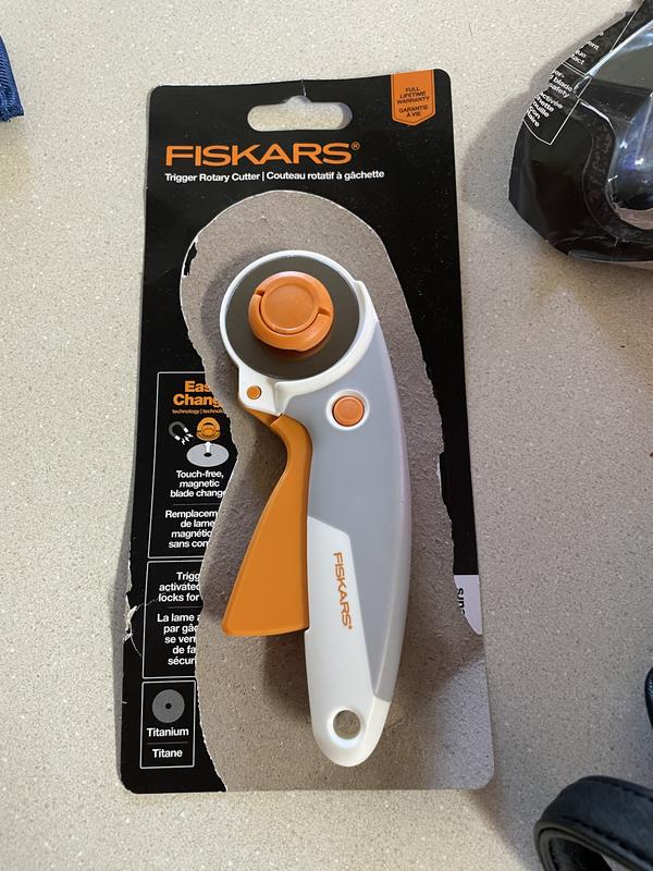  Fiskars 45mm EasyChange Rotary Cutter for Fabric - Titanium  Rotary Cutter Blade - Craft Supplies - Crafts, Sewing, and Quilting  Projects - White/Gray : Everything Else