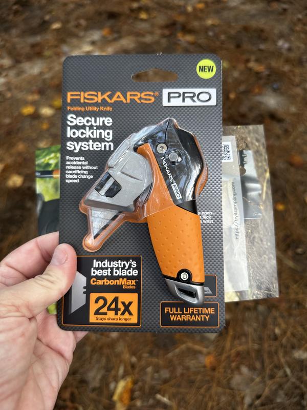 Fiskars PRO 2-Blade Retractable Utility Knife with On Tool Blade Storage in  the Utility Knives department at
