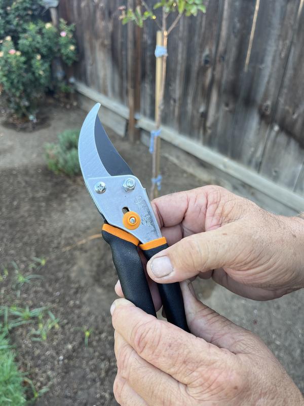 Fiskars Bypass Pruning Shears 5/8” Garden Clippers - Plant Cutting Scissors  with Sharp Precision-Ground Steel Blade