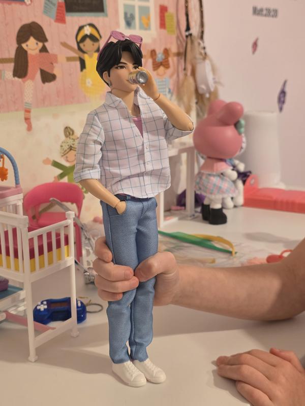 Customer photo for "Jinu K-pop Fashion Doll"