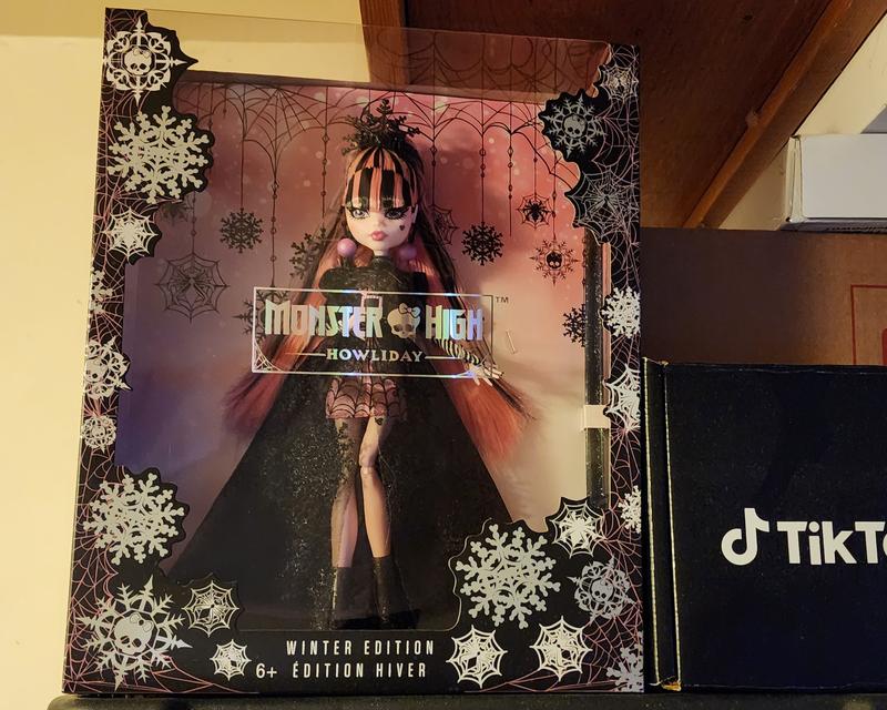 Monster High Howliday: Winter Edition Draculaura Doll HKX66