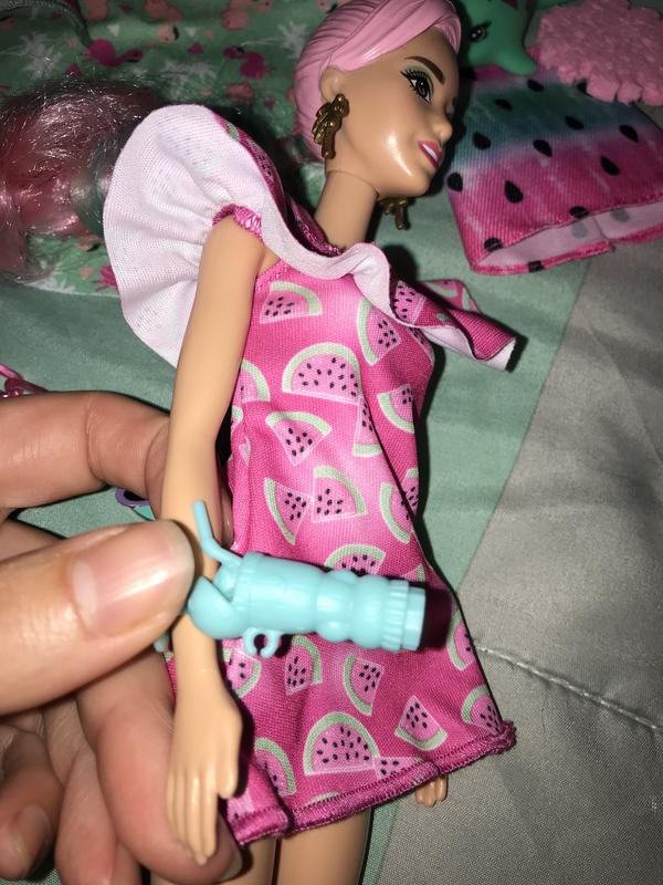 Cup will not fit with her fingers not separated.