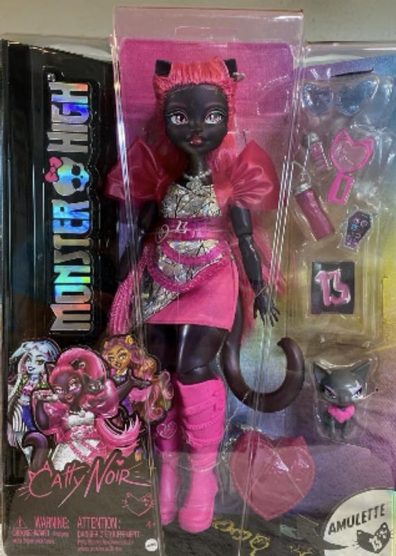 Monster High Catty Noir Fashion Doll with Pet Cat Amulette and Accessories Mattel
