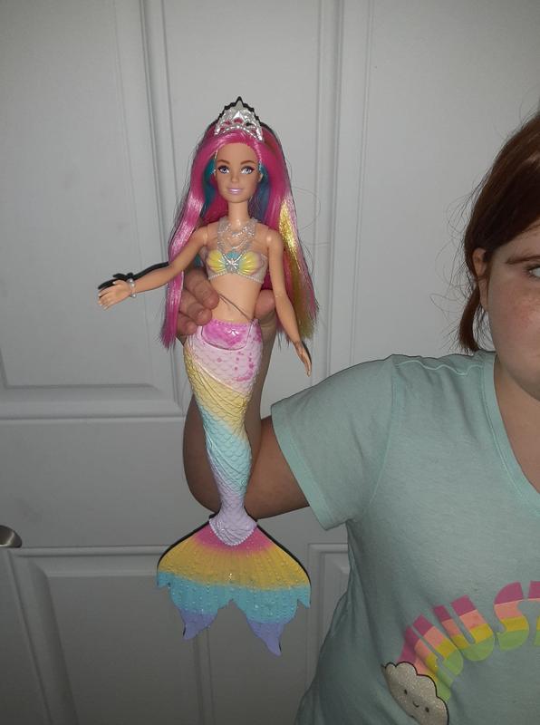 Barbie Dreamtopia Poupée sirène magique arc-en-ciel avec cheveux  arc-en-ciel et yeux bleus, fonction changement de couleur activée par l'eau  : : Jeux et Jouets