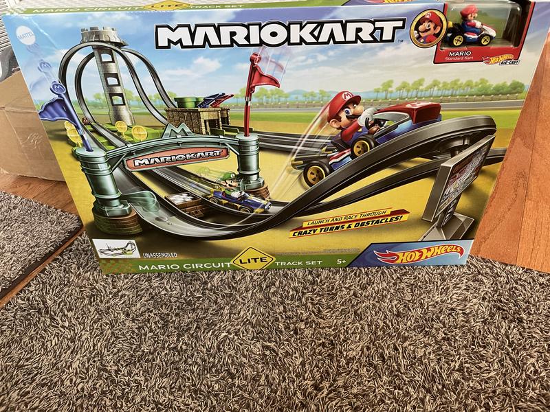 Hot Wheels Mario Kart Circuit Lite Track Set with 1:64 Scale Toy Die-Cast  Kart Vehicle & Launcher