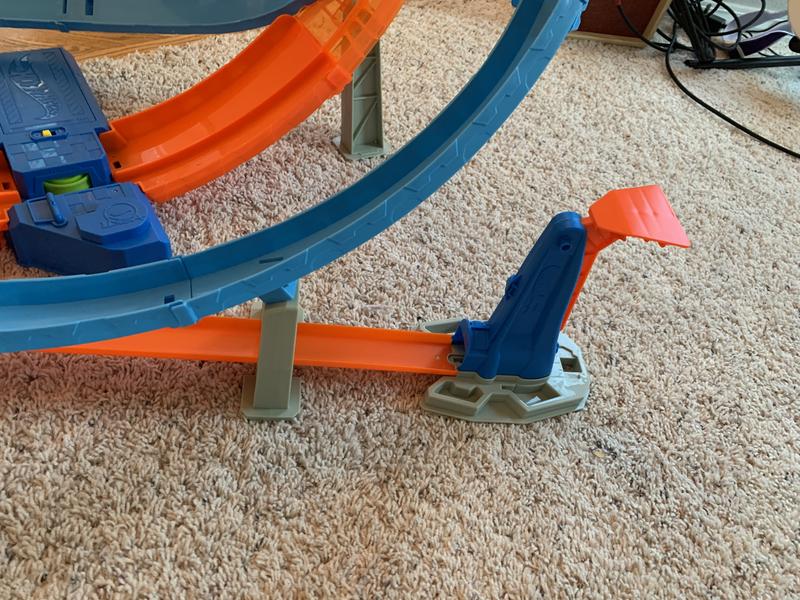 Hot Wheels Massive Loop Mayhem Track Set with Huge 28-Inch Wide Track Loop  Slam Launcher, Battery Box & 1 1:64 Scale Car