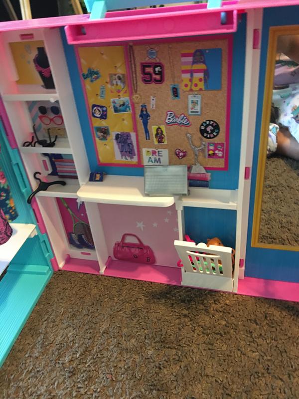 Barbie dream closet with best sale 30 pieces