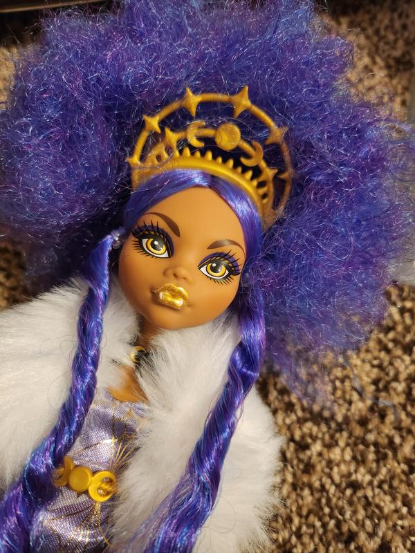 Brushing her hair was a mistake, so I tied it into a fro. Also, she's so flimsy bc she's a g1 doll.