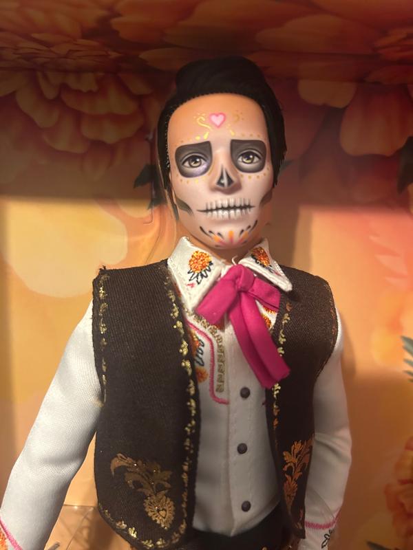 I am so impressed by the detail on his face and hands ---- such tiny paint marks but they're perfectly done.