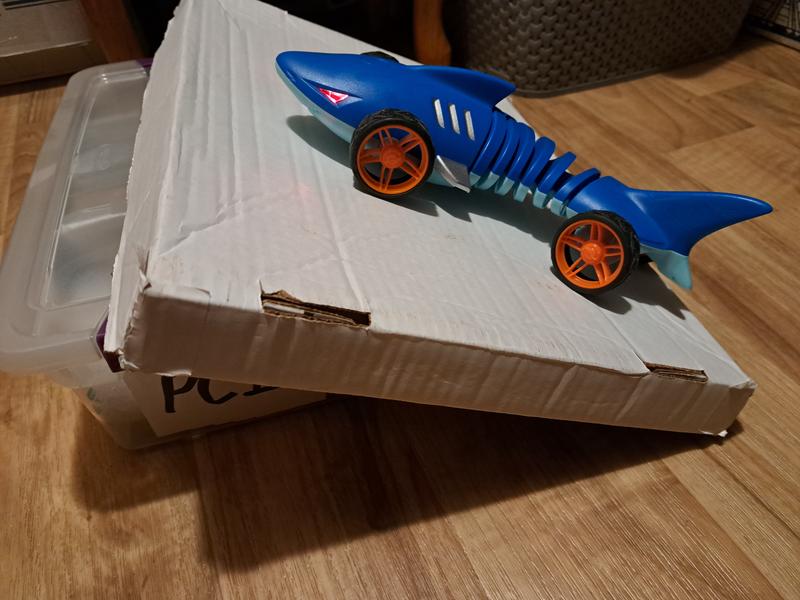 Great rubber wheels grip the floor well and allow it to climb slight inclines.