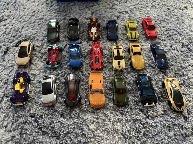 Hot Wheels Delivery 20-Car Set　ホットウィール Hot Wheels Realistic 20-Car Collector Gift Pack, Cool Toy Sets