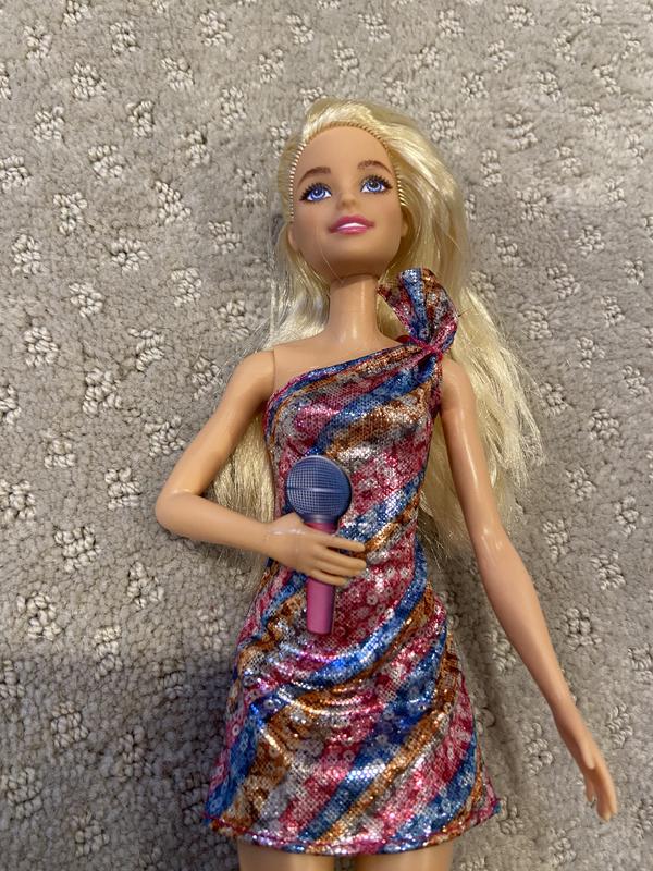 Barbie - Grande Città, Grandi Sogni, Bambola Barbie Malibu Bionda Alta  29,21 cm Canta con Microfono e Chitarra, Luci e Suoni e Tanti Accessori,  Giocattolo per Bambini 3+Anni, GYJ23 : : Giochi