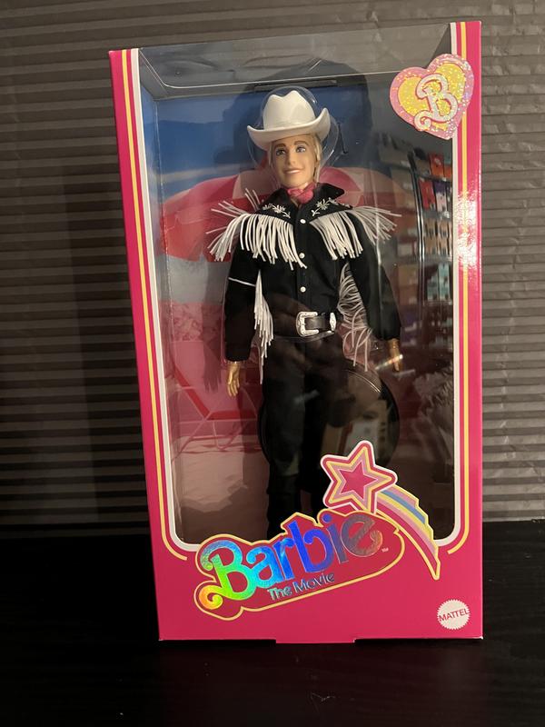 Ken, bambola del film Barbie da collezione con outfit nero e frange  bianche, cappello e stivali da cowboy e bandana rosa, HRF30