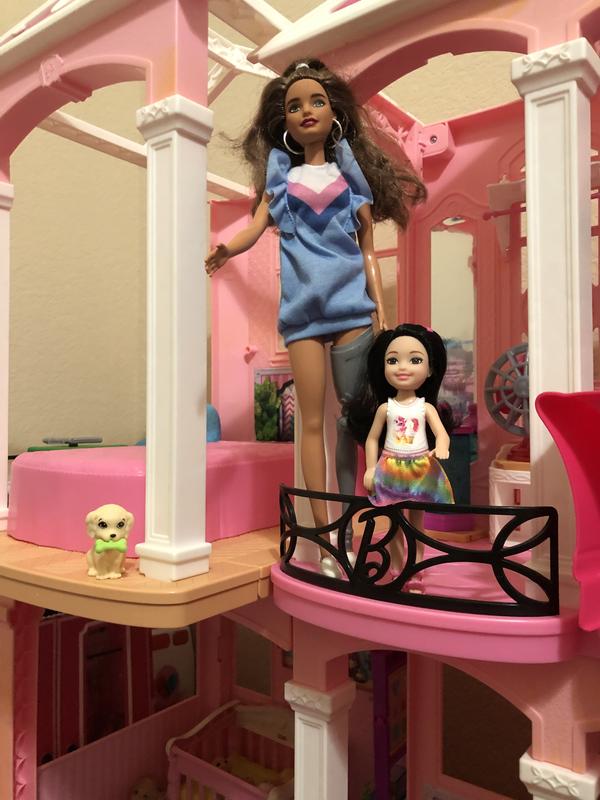 Barbie & Chelsea hanging out at their retro Dreamhouse.
