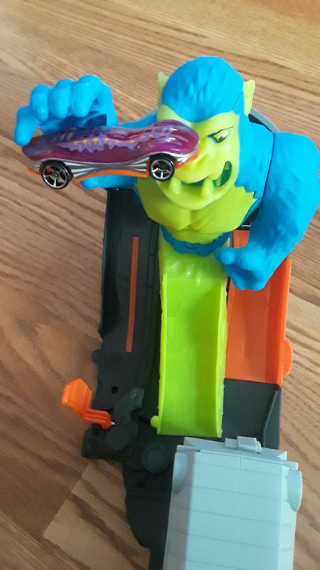 hot wheels toxic ape attack playset