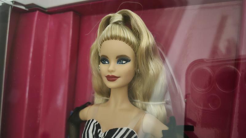 Great makeup,, still beautiful with out glasses