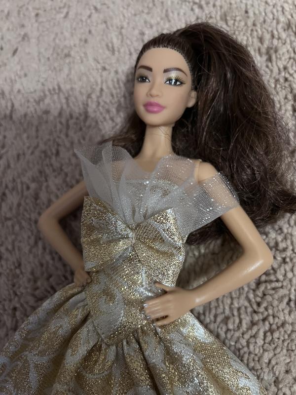 The makeup! The nails!