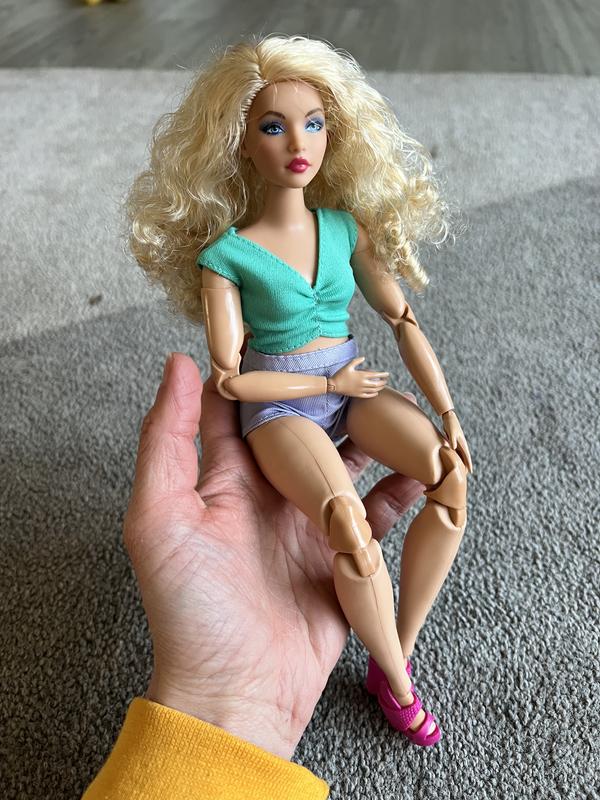 Barbie Fashionistas poupée Ken, blonde avec des vêtements à la mode