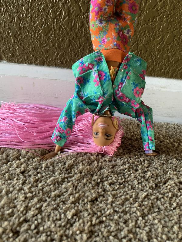 Barbie making use of her movable wrists doin a headstand!