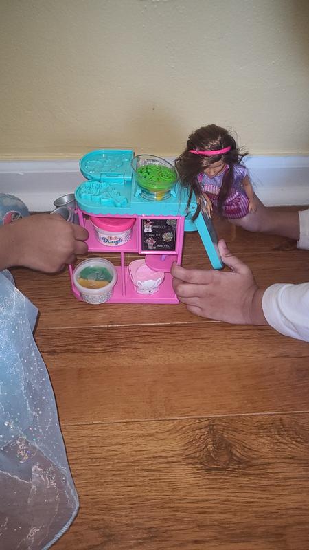 Toddlers creating beautiful flowers