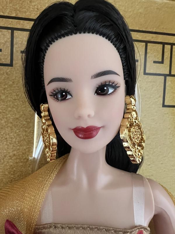 A stunning face! Her makeup is flawless!