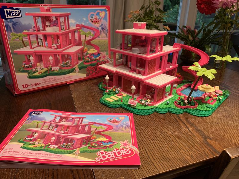 Barbie The Movie - MEGA - Casa dei Sogni, set da costruire di 1795 pezzi da  collezione, include 4 mini bambole, mobili, cucina, piscina e accessori,  giocattolo per bambini, 10+ anni, HPH26 