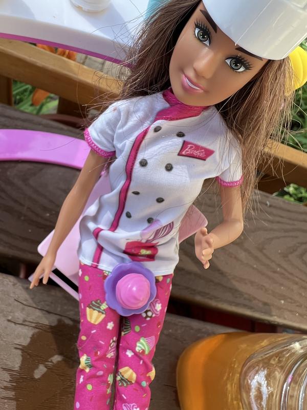 Her hat fits great and doesn’t slip!