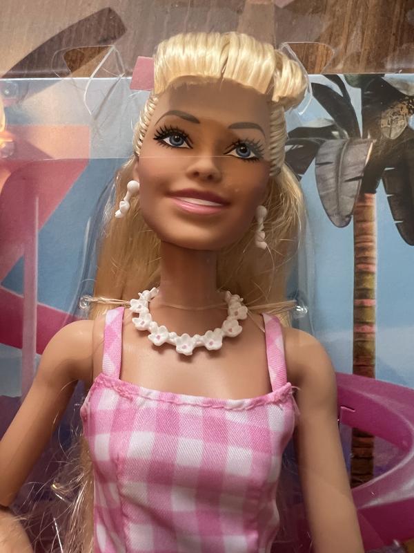  Barbie The Movie Doll, Margot Robbie as Barbie, Collectible Doll  Wearing Pink and White Gingham Dress with Daisy Chain Necklace for 6 years  and up : Toys & Games