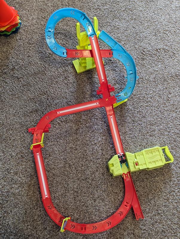 Hot Wheels Track Set, Neon Speeders Skyscraper Speed Circuit with 1 Hot  Wheels Car