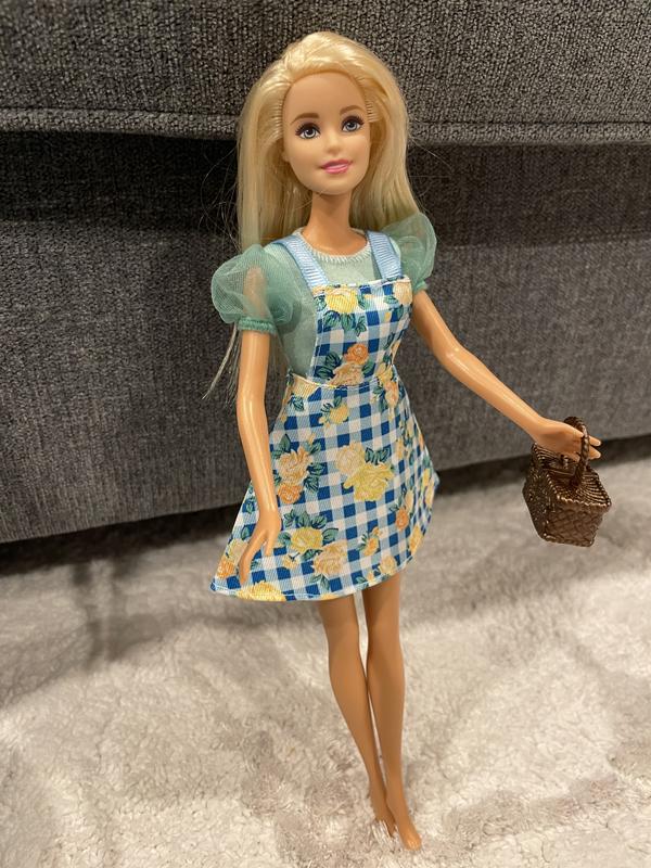 Barbie Clothes, Picnic-Themed Fashion and Accessory 2-Pack for Barbie Dolls