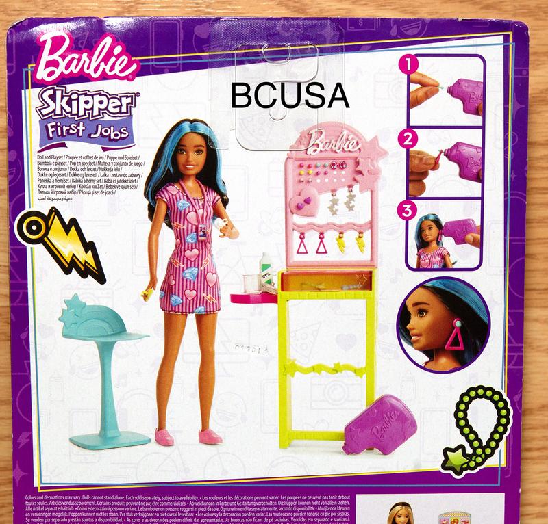 Barbie - Skipper Primi Lavori, bambola, postazione per piercing con  strumento, 10 paia di orecchini e 5+ accessori aggiuntivi, giocattolo per  bambini