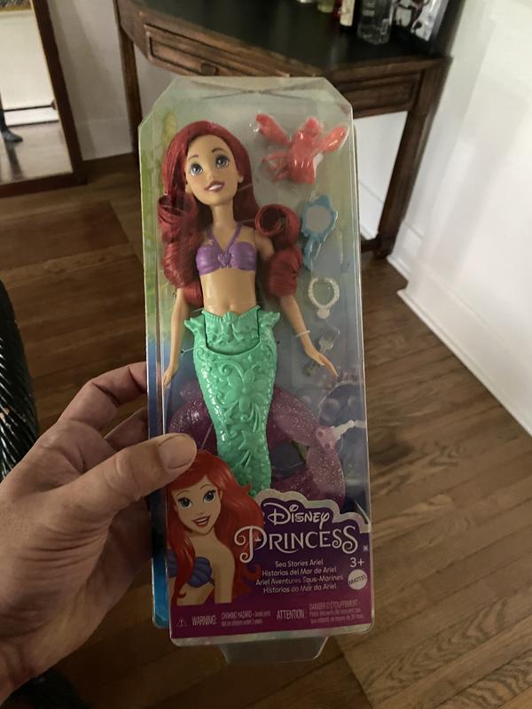 Disney Princess Styles marins, poupée Ariel avec robe étincelante et tenue  de sirène, chaussures et diadème 