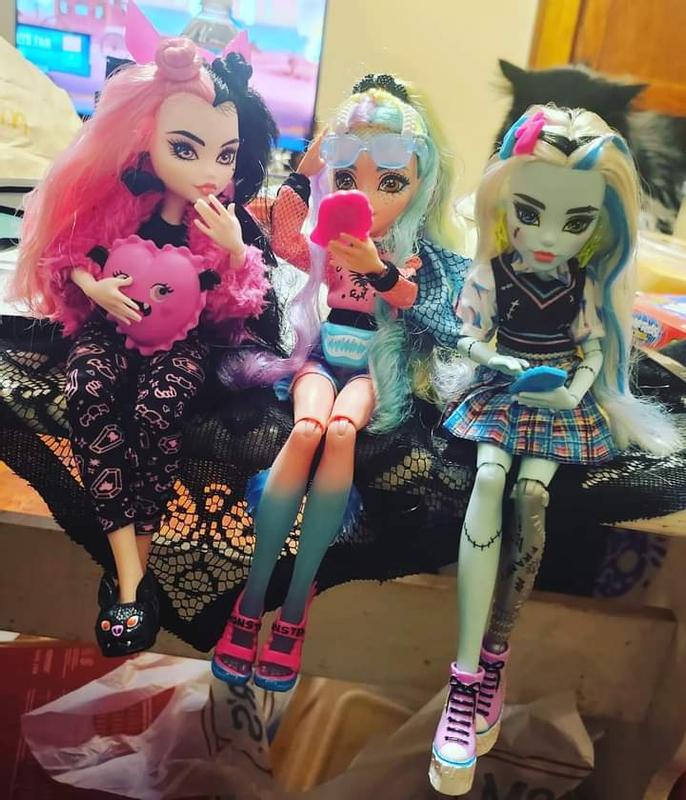  Monster High Doll and Sleepover Accessories, Draculaura Doll  Pet Bat Count Fabulous, Creepover Party : Toys & Games