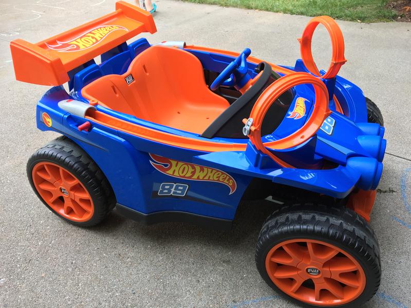 12V Power Wheels Hot Wheels Racer Battery-Powered Ride-On and Vehicle  Playset with 5 Toy Cars 