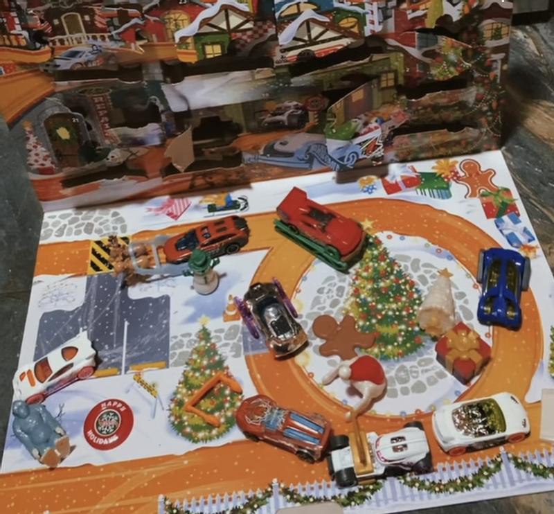  Hot Wheels Advent Calendar, 8 Holiday-Themed Toy Cars Plus  Assorted Accessories with Playmat, Gift & Toys for Kids 3 Years Old & Older  : Toys & Games