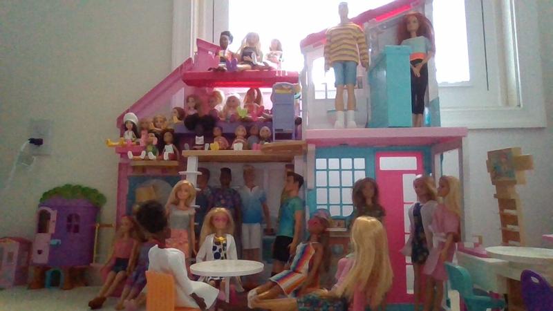  Barbie Malibu House 2-Story, 6-Room Dollhouse with  Transformation Features, Plus 25+ Pieces Including Furniture, Patio Fence  and Accessories, for Kids 3 Years Old and Up : Video Games
