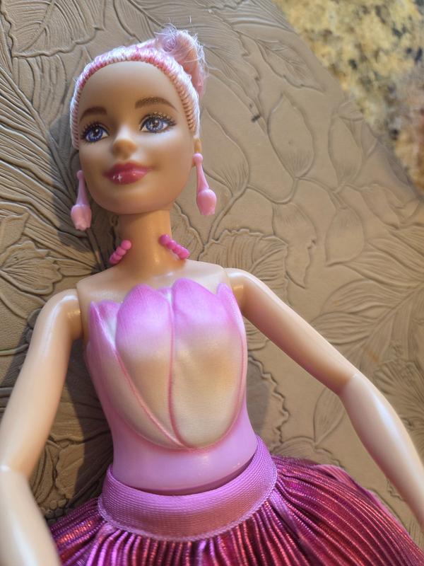 Barbie Poupée parfumée Petal Pop avec robe fleurie violette et accessoires, bouquet révélé avec lapin en peluche et surprises comme un arrosoir, collier et boucles d'oreilles Barbie Poupée parfumée Petal Pop avec robe fleurie violette et accessoires, bouquet révélé avec lapin en peluche et surprises comme un arrosoir, collier et boucles d'oreilles