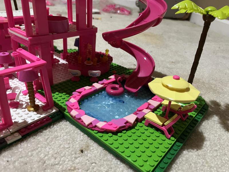 Barbie Maison de Rêve est une véritable féérie interactive faite de  lumières, de sons et de mouvements, sans oublier une piscine et un garage !  