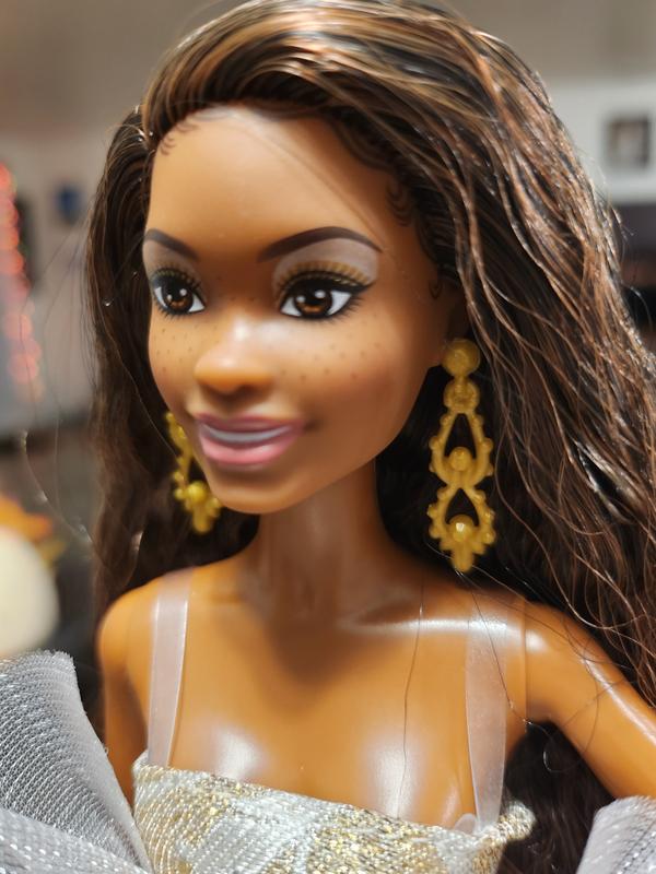 Love her freckles and baby hairs