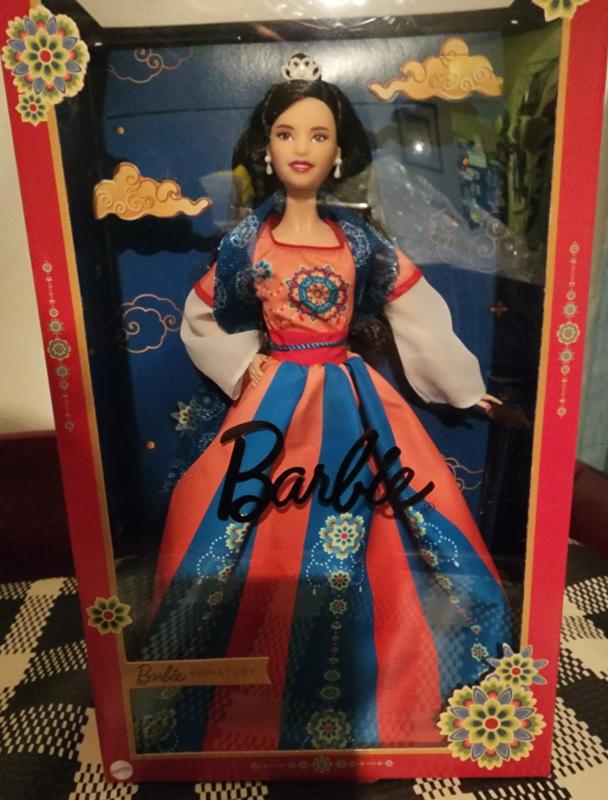  Barbie Signature Doll, Lunar New Year Collectible in  Traditional Hanfu Robe with Chinese Prints, Displayable Packaging : Toys &  Games