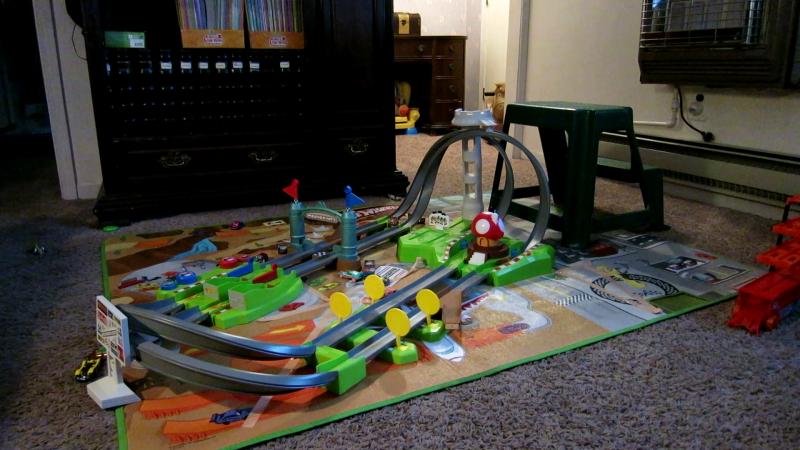 Hot Wheels Mario Kart Circuit Track Set with 1:64 Scale Die-Cast