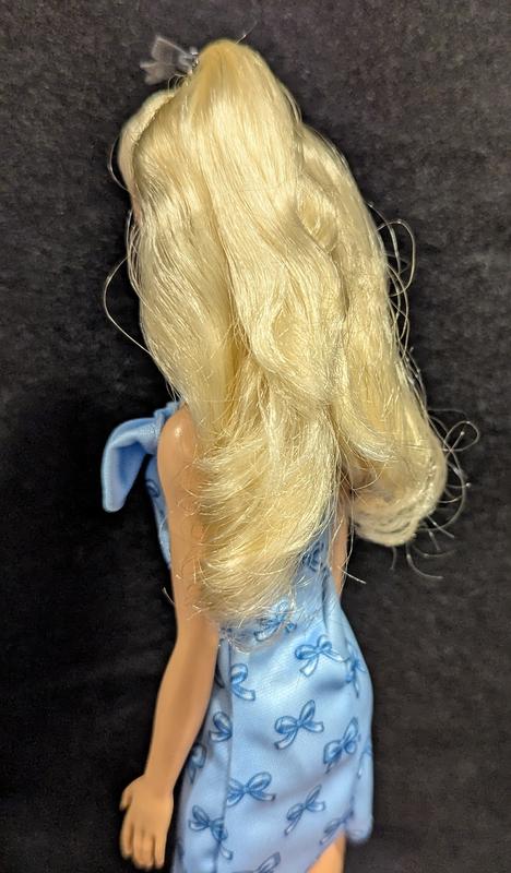 Looks like her hair was supposed to have loose curls on the bottom but they're smashed in the box.