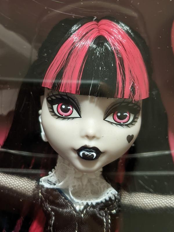 Monster High Reel Drama Draculaura Doll & Pet, Black & White Look, Mini &  Life-Sized Movie Posters 