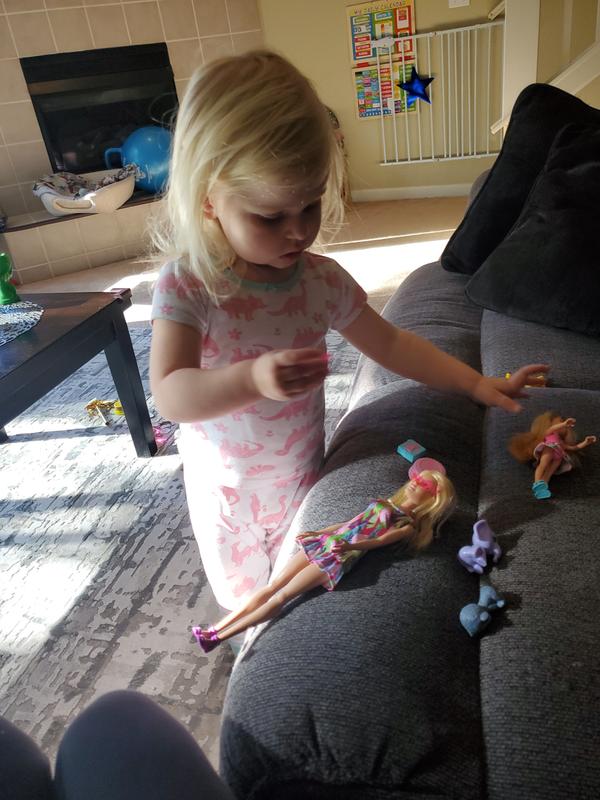 Changing the dolls accessories