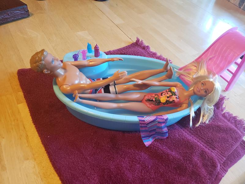 It fits 2 full size dolls